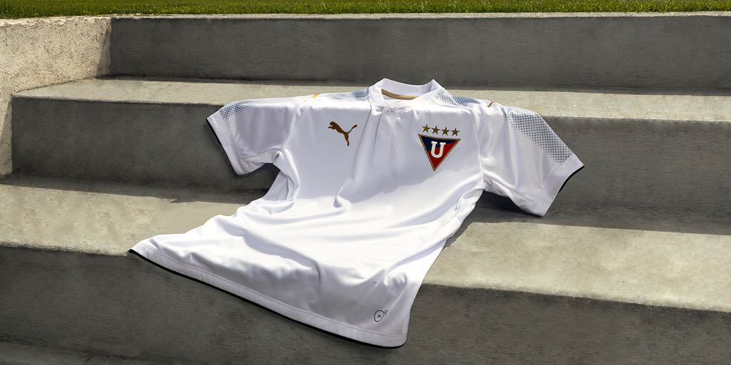 LDU_Oficial's tweet photo. Camiseta oficial 2018 local @PUMA_Ec.
#DueñosDeLaGloria 
#SomosLIGA https://t.co/mqXlTZ7qJU