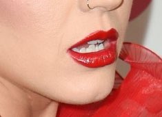 EDKatyCat2's tweet photo. What people see vs. what KatyCats notice: #ThatTanTho #BottomTeeth https://t.co/qF2O9cy9yV