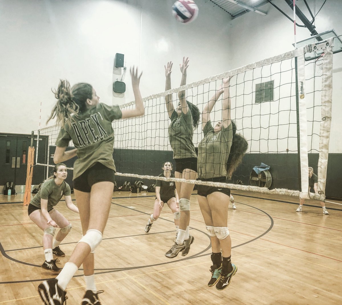 We are One. #mizunofamily #apex1 #apex1volleyball #apex1athletes #a1 #WeAreOne