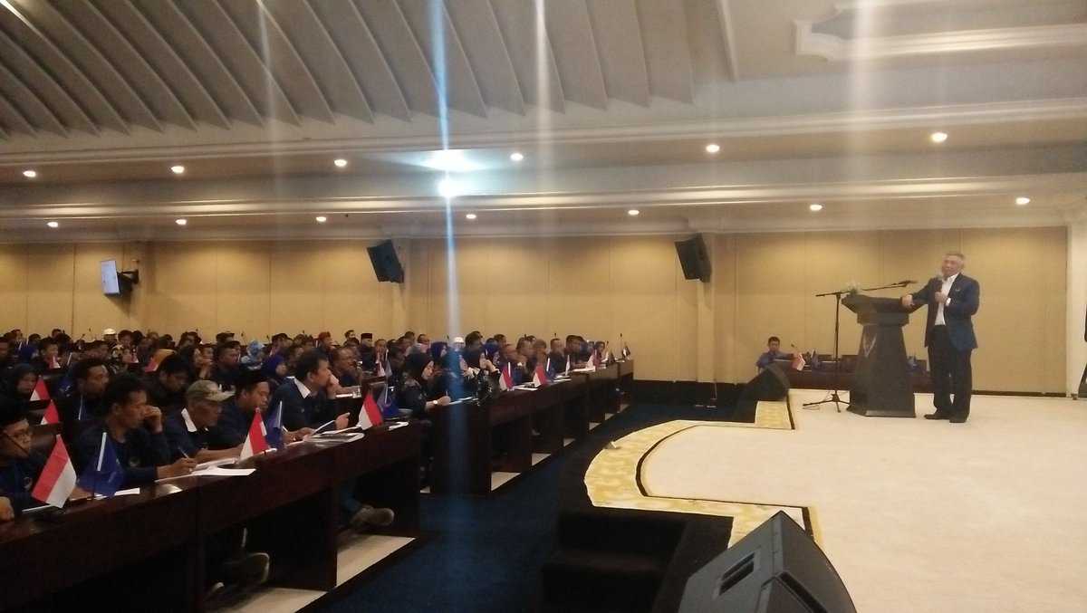 "Ideologi bangsa kita adalah PANCASILA. Sebagai Kader <a href="/NasDem/">Partai NasDem</a>, kita wajib menjadi benteng Pancasila. Karena melalui Pancasila, cita-cita bangsa Indonesia akan terwujud," jelas Gus Choi saat memberi kuliah kepada para Kader <a href="/DPWNasDemJabar/">Info NasDem Jabar</a>  di ABN. #ABNNasDem 

cc. <a href="/SaanMustopa/">Saan Mustopa</a>