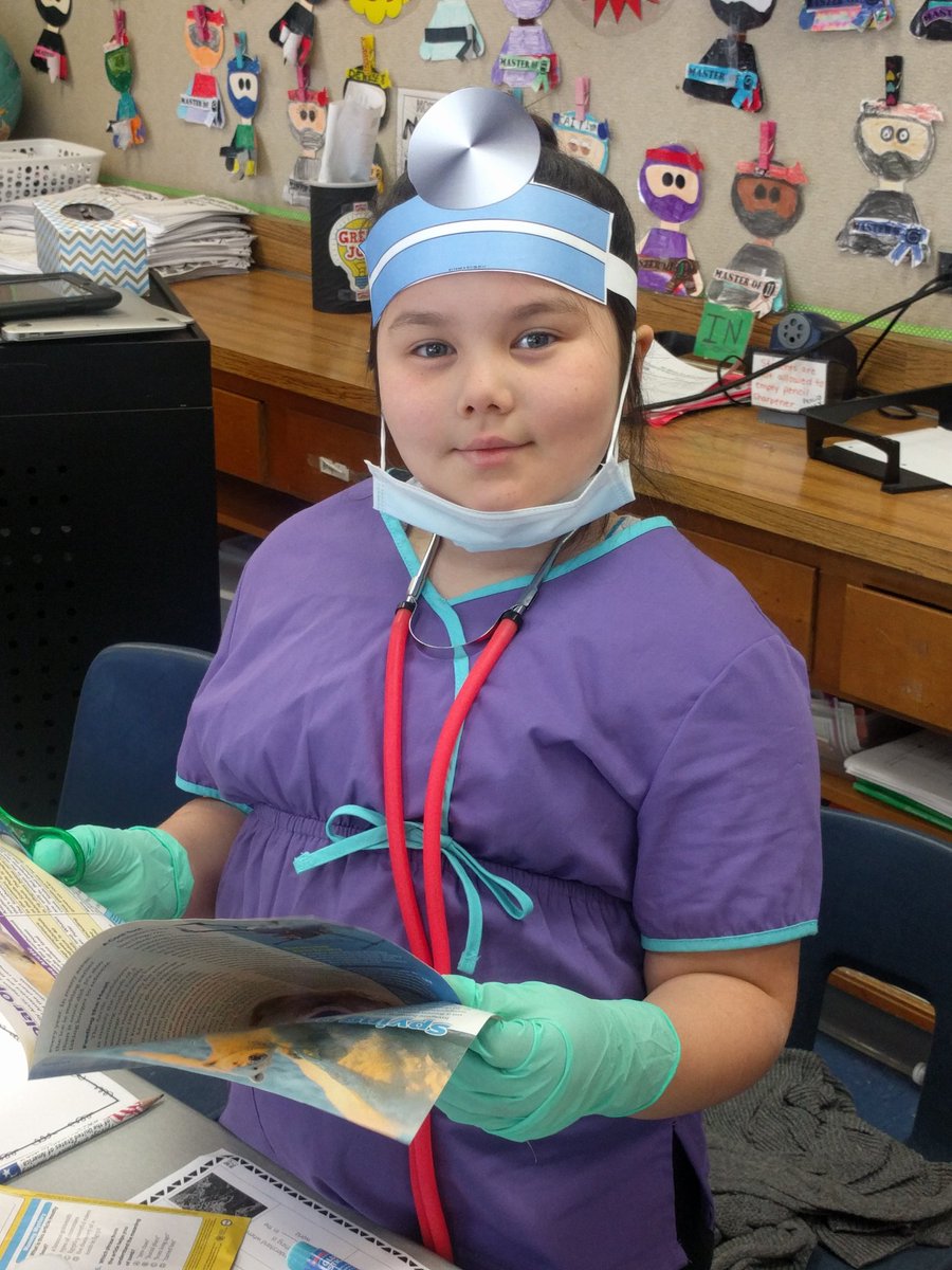 mslatronica's tweet photo. She took text feature surgery very seriously, as a doctor should! #161learns @SerenaHills_161 https://t.co/aJEEy7jh5R