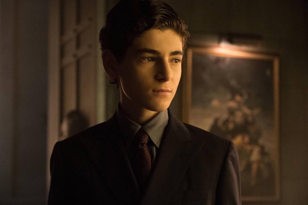 Savior of gotham. David mazouz bruce wayne. Готэм брюс. Savior of gotham. Пингвин освальд кобблпот готэм.