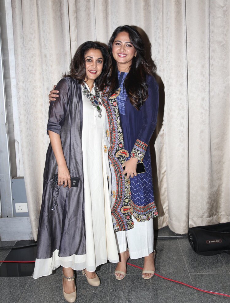 urkumaresanpro's tweet photo. Too much of beautyness involved in a single picture.
Actresses #RamyaKrishnan & #AnushkaShetty in #Bhaagamathie audio launch
#BhaagamathieFromJan26 #MegaEventStudioGreen @meramyakrishnan @Anushka_ASF @StudioGreen2 @kegvraja @AnushkaShettyFC @TrendsAnushka @AnushkaShettyFP https://t.co/2ViXyyMvvl