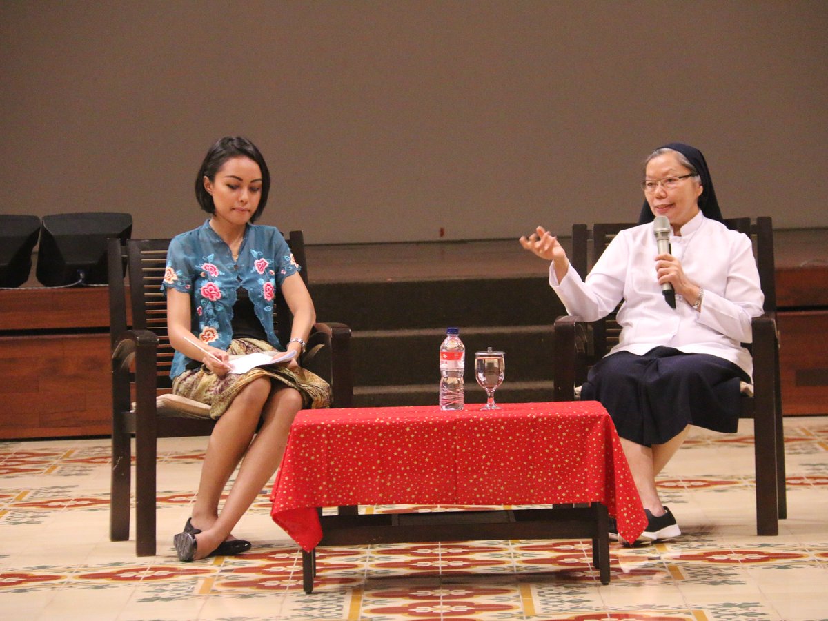 Sr.Agatha Linda,OSU
menyapa anak-anak SMA Santa Ursula Jakarta