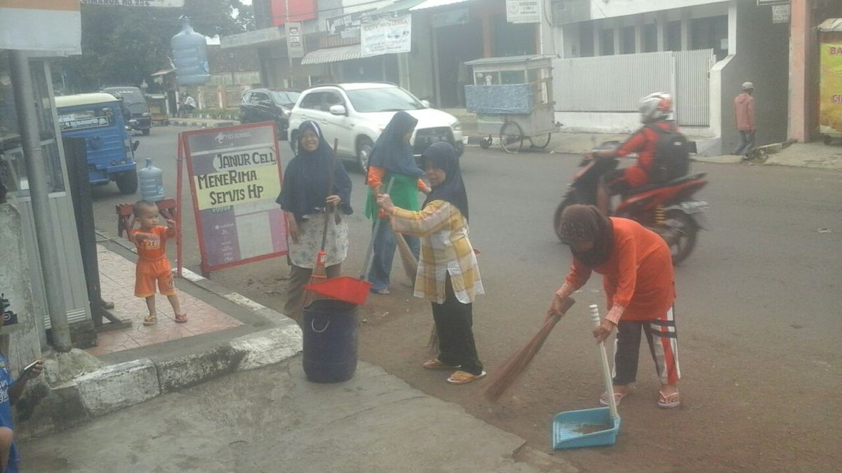 Kel Ecovillage Kel Paminggir Kec Garut Kota Kab. Garut bersama masyarakat melakukan aksi jumat bersih.   Yuk ah masyarakat Jabar budayakan kembali gotong royong beberesih lembur. 
#ecovillagejabar
#citarumharumbestari