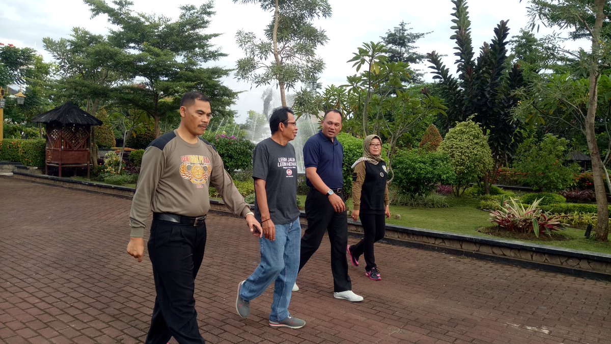 SatpolppPwk's tweet photo. @DediMulyadi71 @Koes59 Jumat pagi,,, Kasatpol berolahraga bersama di taman pasanggrahan padjadjaran https://t.co/8TJ911japj