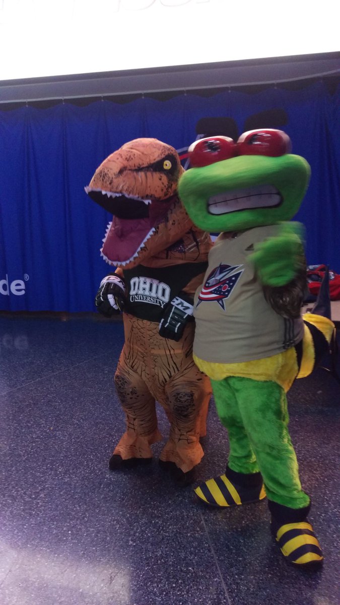 bird_arena_rex's tweet photo. Finally got to meet @StingerCBJ https://t.co/7drwJiKrYq