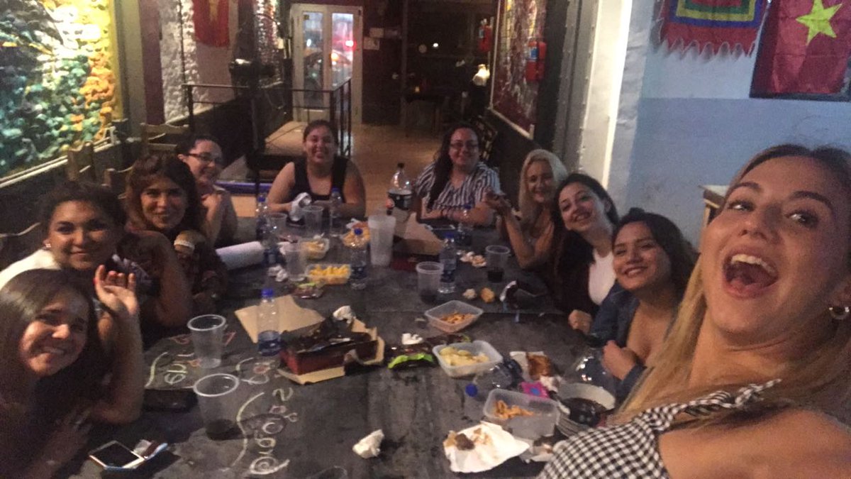 NewsVigna's tweet photo. Flor cenando con sus Vignistas 💛
Ganadores de la unificación.
¡Felicitaciones y gracias por el esfuerzo! 🎉🙌 https://t.co/WS3dMHyqb2