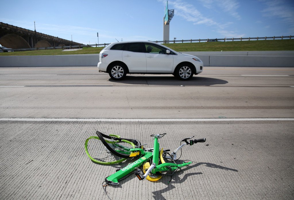 RobertWilonsky's tweet photo. Breaking news you (and @junior_miller) can use:  @DallasCityMgr TC Broadnax tells bike-share companies either they clean up their mess by the first week of February, or the city will do it for them. https://t.co/5qG2ACMDPY https://t.co/oqZgplqdb7
