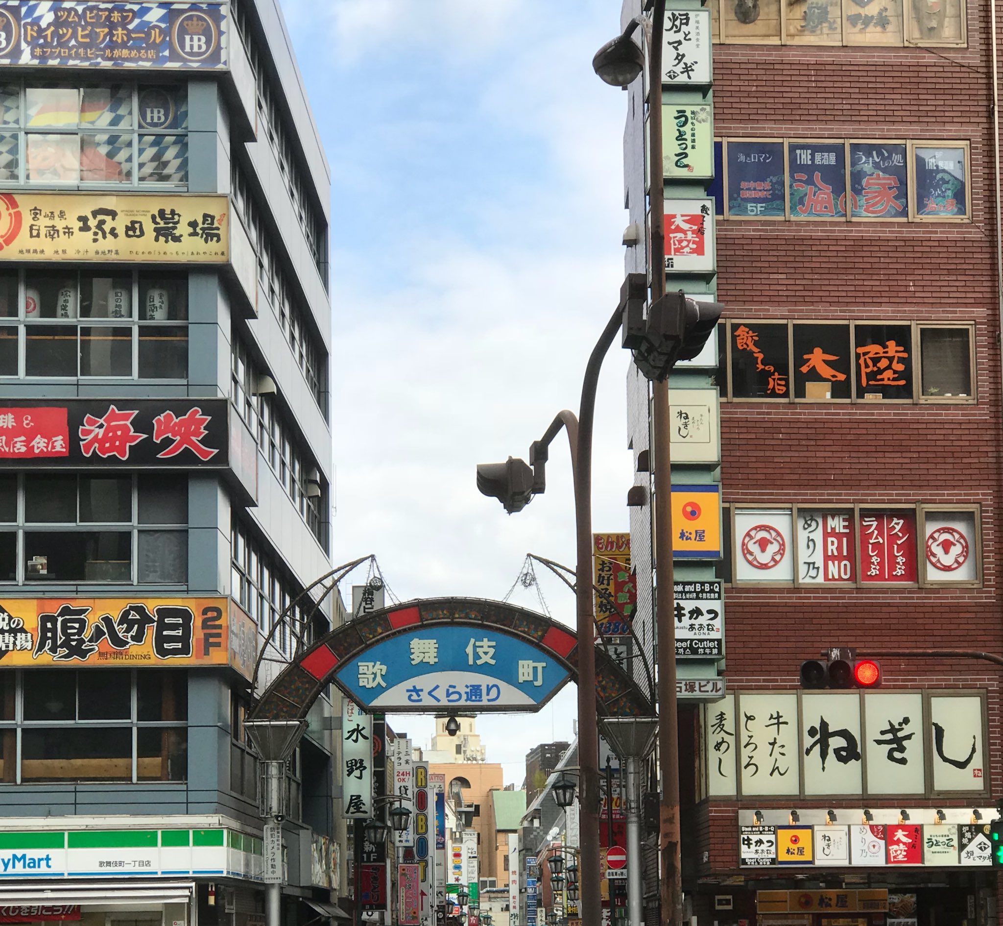 ペロスケ 新宿は歌舞伎町にやってまいりました 銀魂最終章のアニメと始まりましたからね 夜の街のイメージはありましたけどなんかもうすごいね笑 昼からパブのキャッチあるし笑 昼っていうかまだ午前中だし 見渡せばキャバとホストクラブだらけだし うん