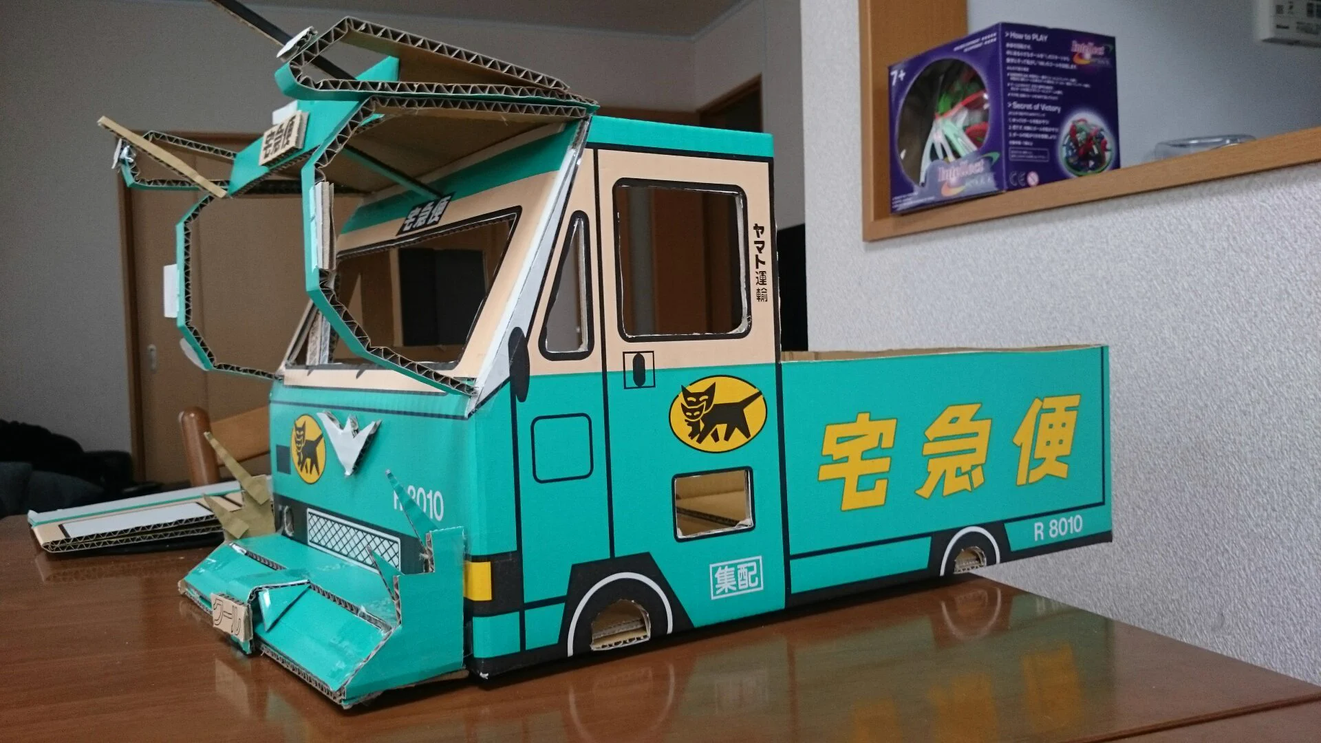 クロネコヤマトのデコトラ便？！wwダンボールで作られたデコトラに乗る猫が可愛すぎるww