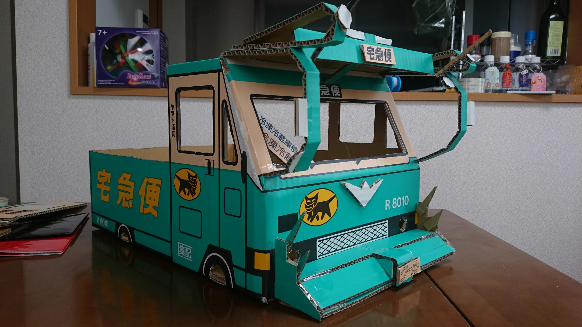 クロネコヤマトのデコトラ便？！wwダンボールで作られたデコトラに乗る猫が可愛すぎるww
