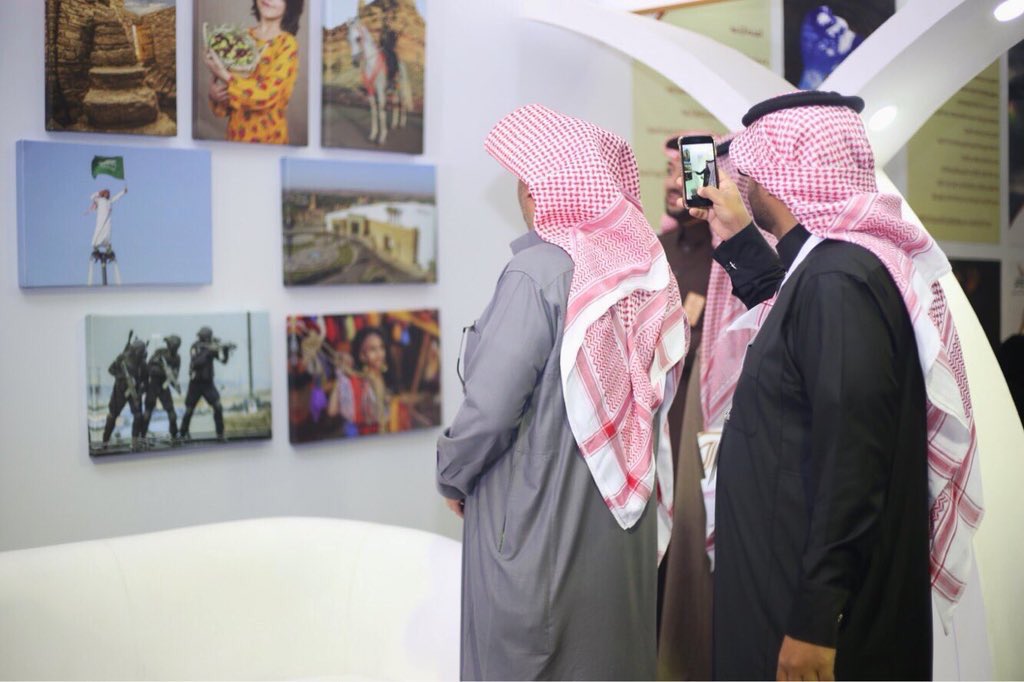 #غصن_الذهب 
رئيس المجلس البلدي في دومة الجندل الدكتور: نواف السالم وأعضاء المجلس يزورون معرض المصور جلال النعمان في مهرجان الزيتون بالجوف.