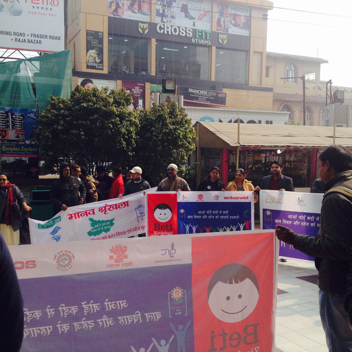 EkramPRO's tweet photo. Bihar gears up for Worlds Longest #HumanChain on Jan 21 to create awareness against #ChildMarriage and #Dowry.
#AwarenessMarch was organised by NGOs today. 
#BetiZindabad
@saurabhiirm @ShahdaBari https://t.co/B3rDSdFKqz