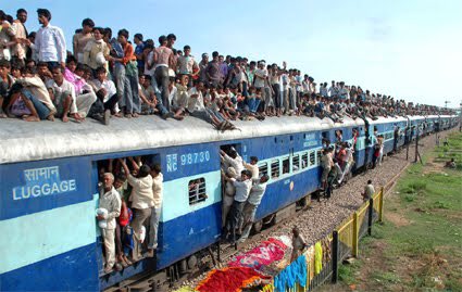 esmeehee's tweet photo. Foto van gisteren toen de trein vertrok na de #storm. Terecht dat mensen in @volkskrant aangeven: “het leek wel de derde wereld.” https://t.co/y3qn6Xi4d0 https://t.co/9XLhJGyoLj