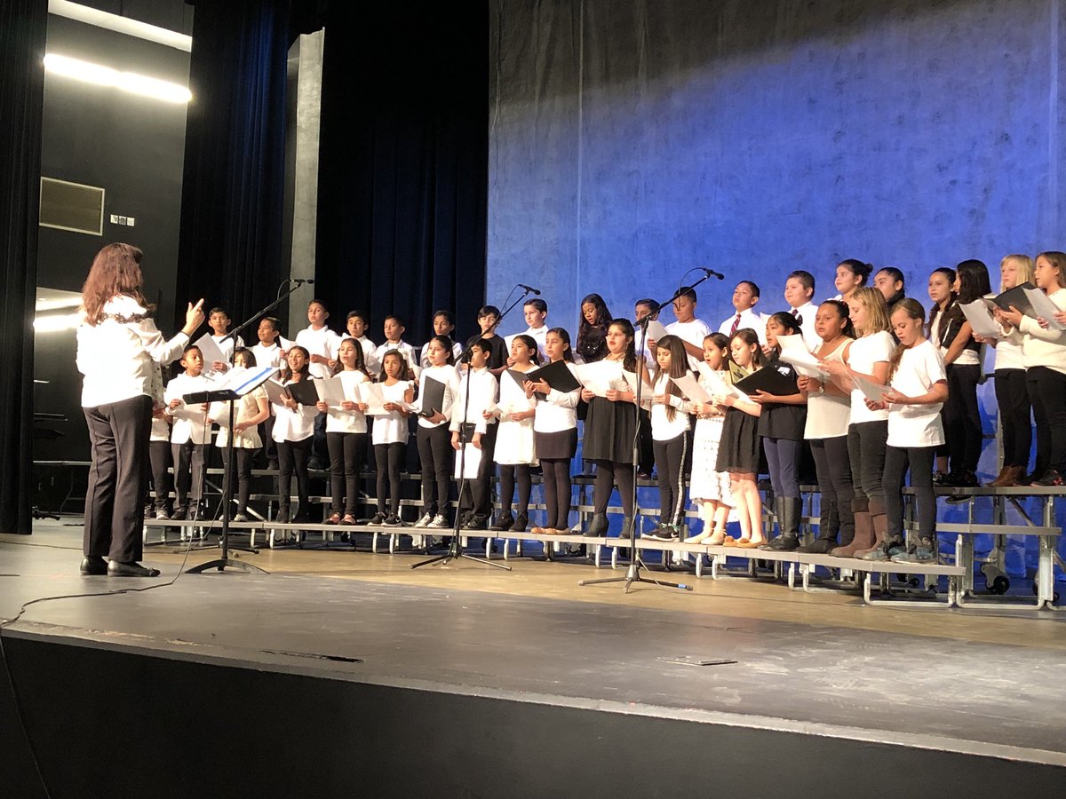 VVUSD_VAPA's tweet photo. Current, and future @CitrusHillHawks singers!  #lcapworks https://t.co/OUoVimsXfQ