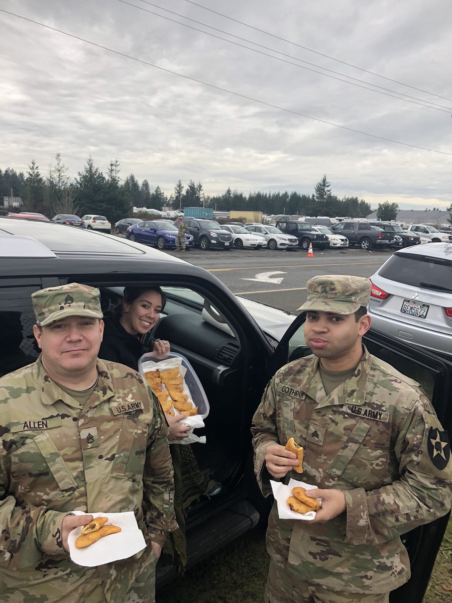 1_23IN_S6's tweet photo. After a few long days of packing, cleaning, rail loading, accounts, and anything else this S6 shop is made up of true professionals. Sharing empanadas that my wife Jolie made for the shop to take care the team!#WeServe #TomahawkFamily https://t.co/E7WtyW3E5I