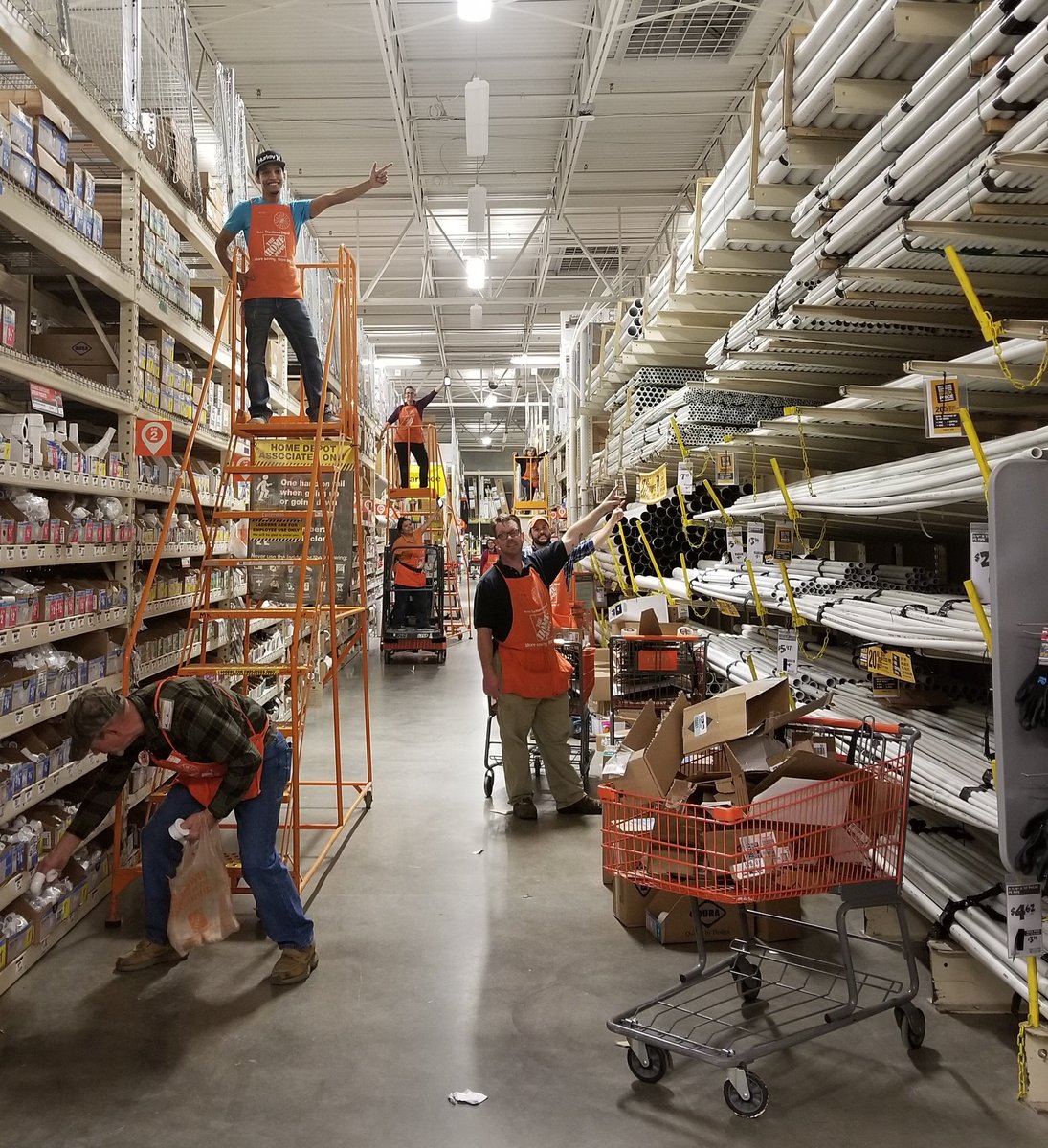 ValDaMASM's tweet image. Thursday night DISCO fever in pipe &amp;amp; fittings at #THD6989 🕺💃