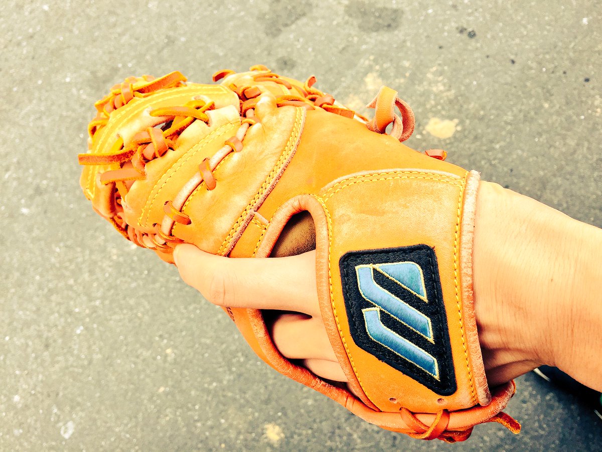 kouki_d_out's tweet image. ファーストミットゲットー！

これでまたチームにキャッチ力が強化された。

草野球あるある、金髪は舐められる笑