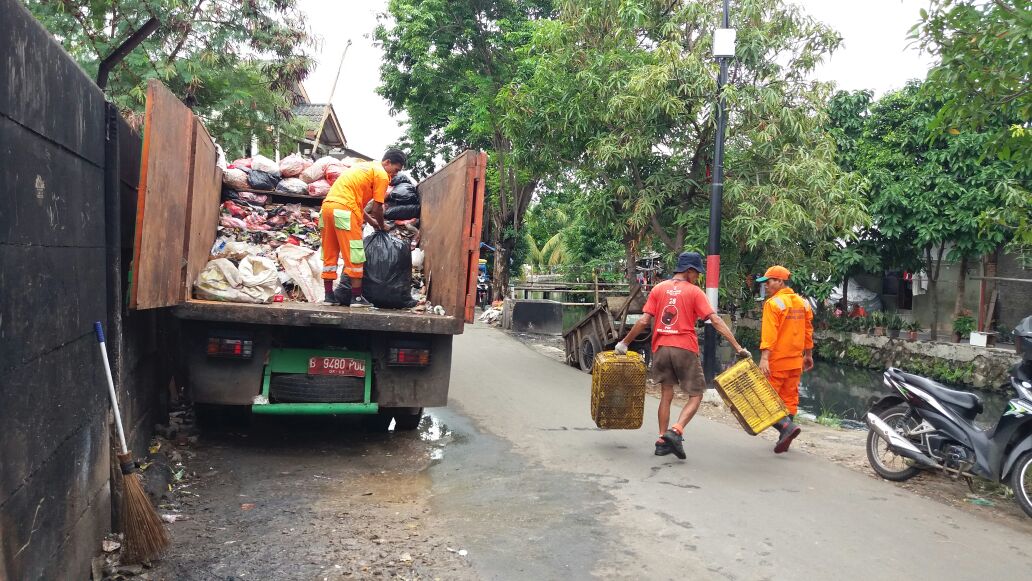 kalideresbersih's tweet photo. Rutinitas Penanganan Kebersihan Lingkungan
LPS RW 009 Kelurahan Pegadungan,Kalideres
@Dinas_LHdki @aniesbaswedan @sandiuno @IsnawaAdji @bangAli_MH @sudinsihjakbar @kurlidoang @deyna7475 @Hendartr @hariosudiro
#PasukanOrangeDLH
#DLH
#dlhdki https://t.co/eu8QJkxneo