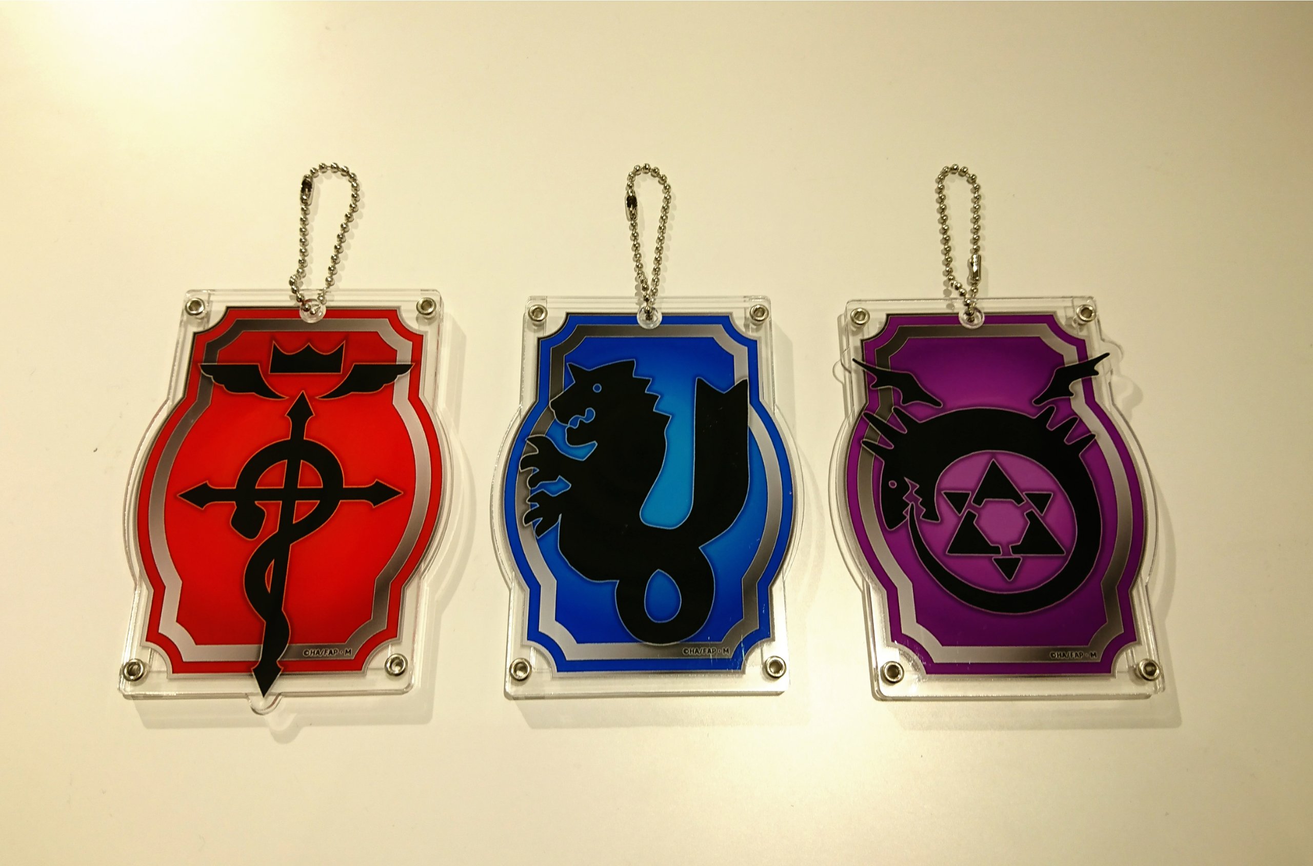 Theキャラ 公式 鋼の錬金術師 Fullmetal Alchemist Theキャラshop アクリルパスケース 好評発売中 フラメルの紋章 アメストリス国軍紋章 ウロボロス印がデザインされている全３種となります 後ろ側にicカードなどを入れてお使いいただけます 是非