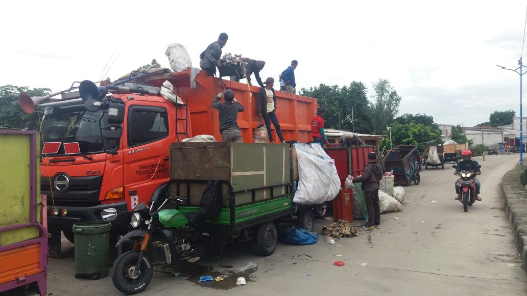 kalideresbersih's tweet photo. Rutinitas Penanganan Kebersihan Lingkungan
LPS RW 002 Kelurahan Semanan,Kalideres
@Dinas_LHdki @aniesbaswedan @sandiuno @IsnawaAdji @bangAli_MH @sudinsihjakbar @kurlidoang @deyna7475 @Hendartr @hariosudiro
#PasukanOrangeDLH
#DLH
#dlhdki https://t.co/fjC19qopqQ