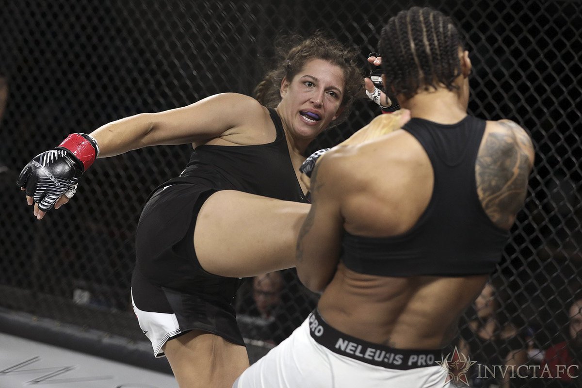 InvictaFights's tweet photo. Spencer would gain top control late in the fight, sealing the win on all the judges’ scorecards. #InvictaFC27 https://t.co/TqTEqCBATo