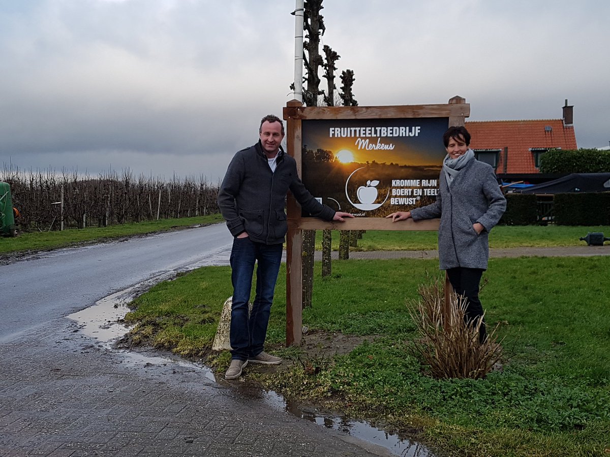 Gelukkig was de storm gisteren  rond 15.30 uur wat gaan liggen en was het droog. Uiteindelijk best aardige weersomstandigheden voor de onthulling van het <a href="/KrommeRijnBTB/">KrommeRijnBTB</a> bord bij fam. Merkens in Werkhoven door <a href="/MirjamMaasdam/">MirjamMaasdam</a> en gastheer Jacco Merkens. #redlove