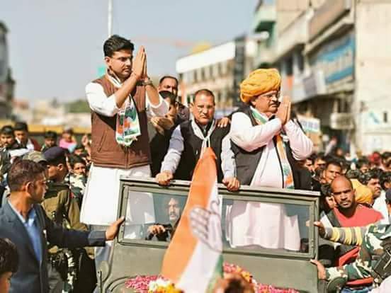 AsharamDaymaINC's tweet photo. मत कर लाम्बा माथा फोड़ी 
मत कर वसुंधरा हाथा जोड़ी 
मत कर मोदी भागा दोडी 
जीतेगी रघु जी और सचिन पायलट की जोड़ी
@SachinPilot @RaghusharmaINC @Ajmer4Congress @KrantiTiwari1 https://t.co/bzKuDj8o8K