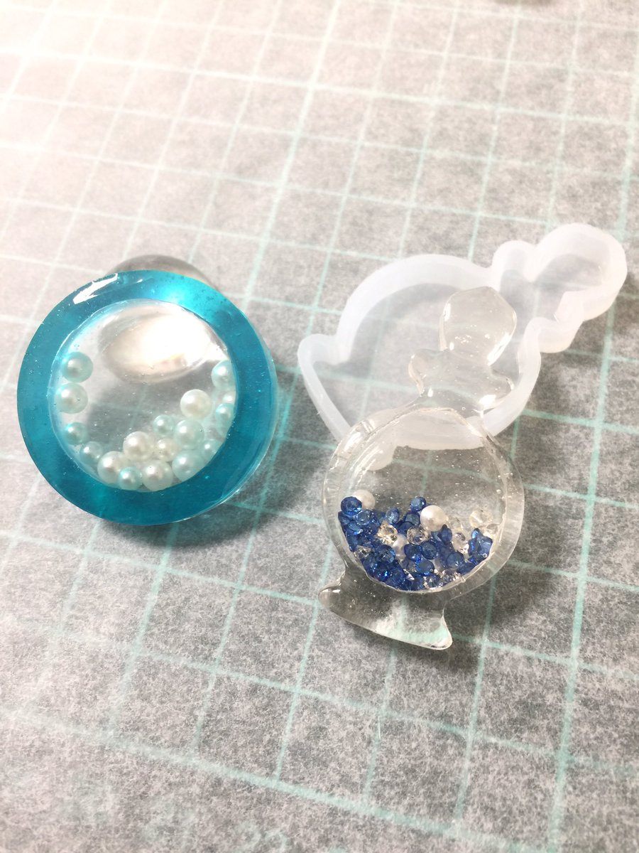 ちーず 小さいモールドの底にレジンを塗って大きいモールドに付け硬化し固定 好きな色レジンを流し硬化 クリアファイル で挟んで薄く作ったレジンを大きさに合わせレジンで付けコーティングし入れたいものを入れ反対側も薄いレジンを貼りコーティングして
