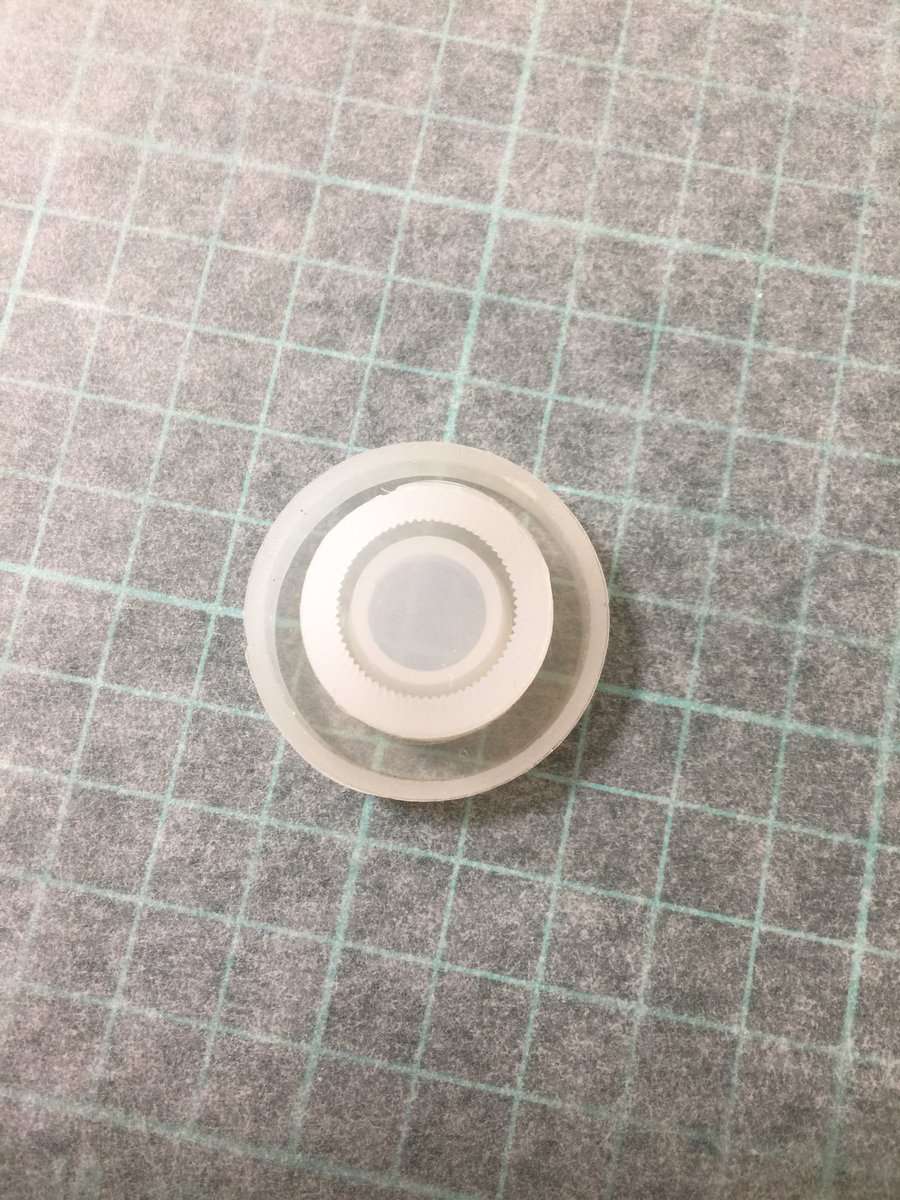 ちーず 小さいモールドの底にレジンを塗って大きいモールドに付け硬化し固定 好きな色レジンを流し硬化 クリアファイル で挟んで薄く作ったレジンを大きさに合わせレジンで付けコーティングし入れたいものを入れ反対側も薄いレジンを貼りコーティングして