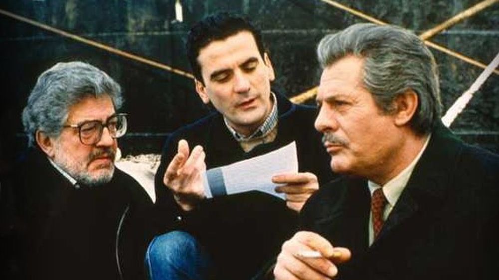 Ti abbraccio, Ettore. Inventate qualcosa di bello, voi tre.