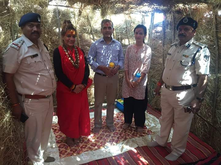 PanchDasnaam's tweet photo. #DIG #DGP #Bhopal #DSP paying visit to Dr #sshivaniDurga ji's ashram #Ujjain  for blessings. 🙏 🙏 https://t.co/8FE7ivCYWW