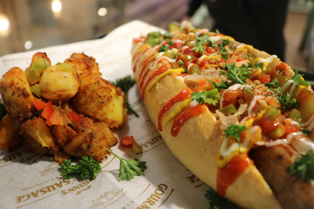 oflynnssausages's tweet photo. It's #FOOTLONGFRIDAY! 
Stop by @EnglishMarket and grab yourself a foot long for €5 
#ProperSausages #CorkCity #Foodie https://t.co/OZlujuUXya