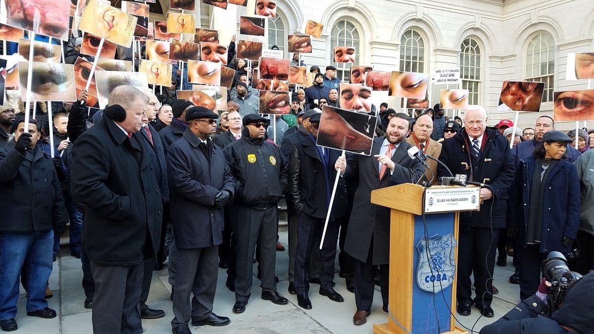 NYDailyNews's tweet photo. A day after a city correction officer was knocked out by an inmate, more than 150 jail officers and supervisors demanded more power to punish inmates who act out https://t.co/wtx9aNOWfG https://t.co/b3O7FZadIR