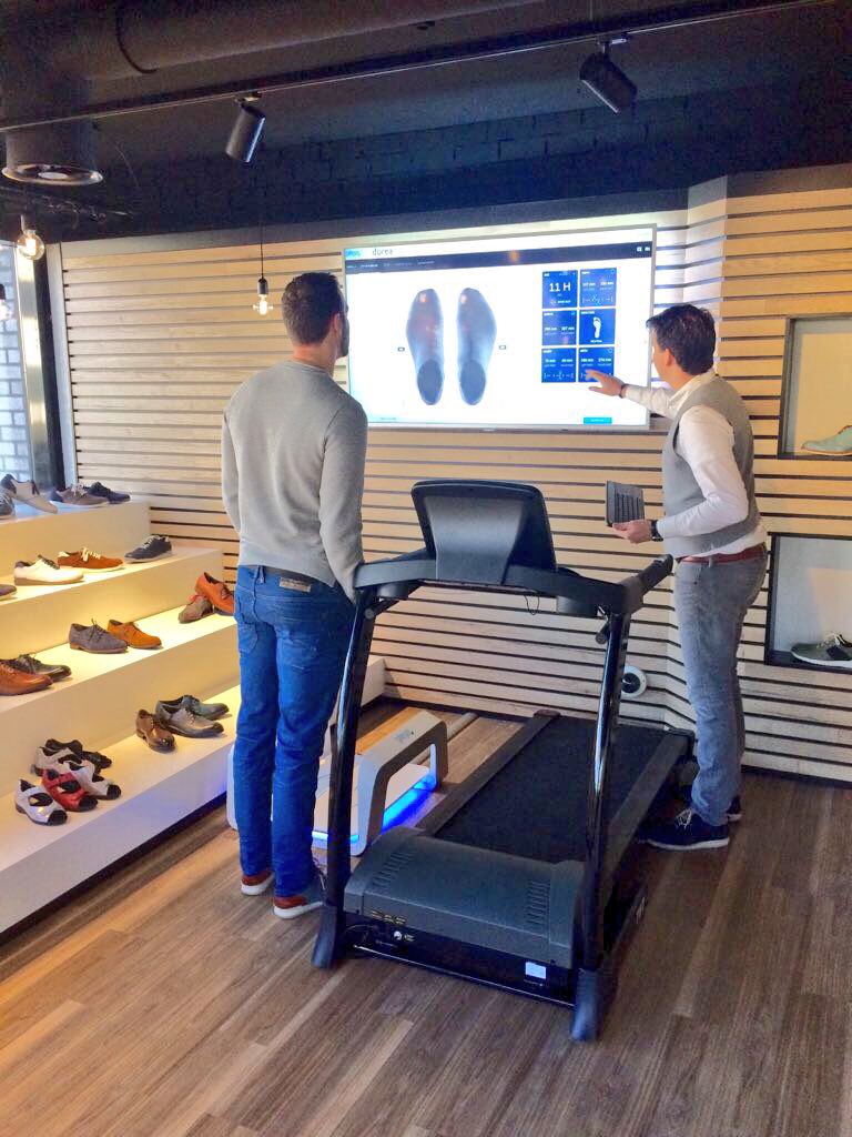 Feet checked ✅ Booked flight to Japan ✅ ready for take off next week to Japan with my new Gijs shoes. Thanks <a href="/GijsSchoenen/">Gijs</a> for measuring my feet and our collaboration. #vandy44 #バンデンハーク #gijsschoenen #vandrunenschoenfabriek #craftsmanship #looptalsgegoten