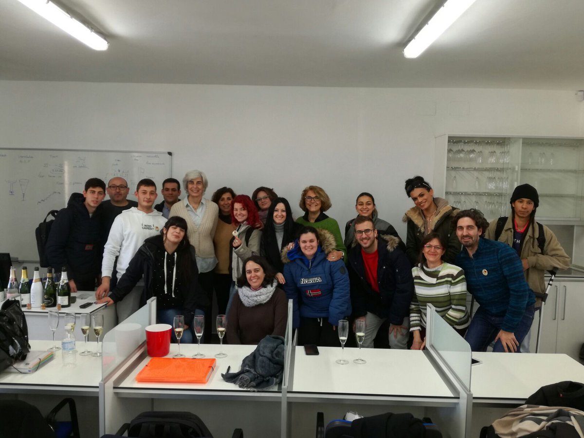 aecava's tweet photo. Esta semana tuvimos el placer de organizar otro #SeminariodeCava en Madrid, concretamente en la #EscueladelaVid, impartido por Montserrat Mascaró @mascarospirit. ¡Unos alumnos muy interesados que tuvieron una profesora de lujo! #Cava #Cavalovers https://t.co/mz3Mq9D8I4