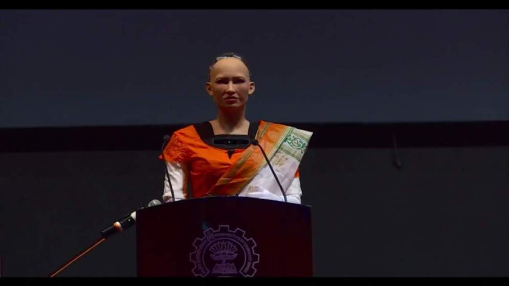 SSIMHyderabad's tweet image. World&apos;s #firstrobot #humanoidrobot visits #IITBombay during the annual festival and draped in a #sari. Greeted the audience with #namaste &amp;amp; had a conversation with the #students #technology #India