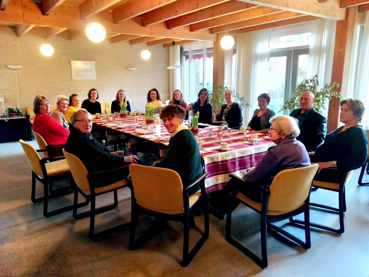 KimvdBeek's tweet photo. Gisteren namens iZi een presentatie gegeven aan deze groep. Studenten van de #Erasmus Universiteit &amp; Haagse Hogeschool doen nl. onderzoek naar het thema Collectief Wonen. We waren op bezoek bij woongemeenschap Nolenshoek van Centrum Groepswonen! #iZi #hhs #ehealth #groepswonen https://t.co/Nkt7McNfiQ