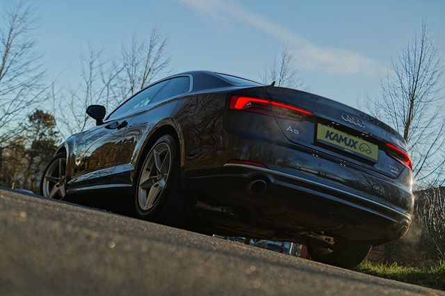 Wenn sich unser Fotograf Christian bei Temperaturen um den Gefrierpunkt ❄ auf den Boden legt, um den perfekten Schuss zu machen, dann muss es an der ausgesprochen gelungenen Linienführung des #Audi #A5 #Coupé liegen :)
Im #Kamux Store #Elmshorn kanns… ift.tt/2mTL8FH