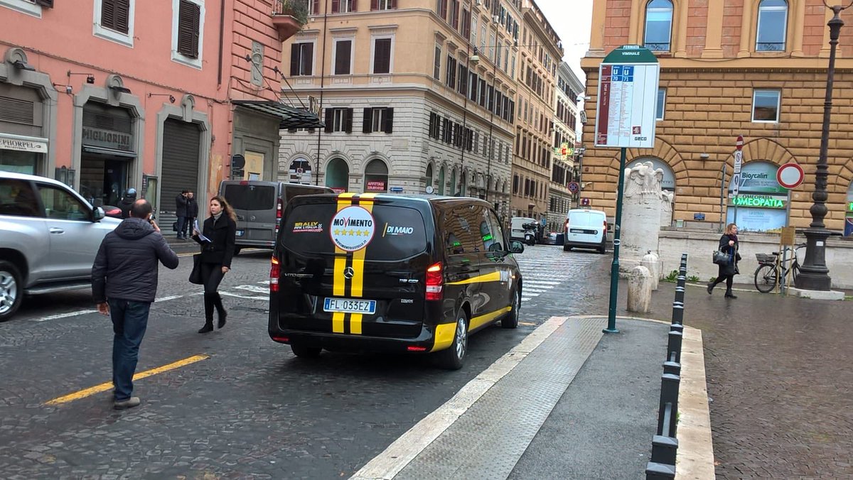 Grillo e Di Maio consegnano il simbolo elettorale al Viminale. Dice un amico: non si sa se è più grave che siano parcheggiati da mezz’ora davanti alla fermata dell’autobus, o che ancora non sia venuto un vigile urbano a fargli la multa