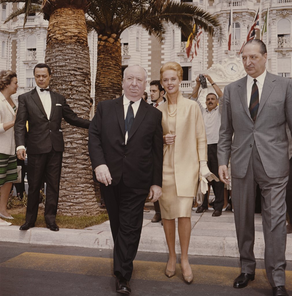    happy birthday Tippi Hedren . Ici à Cannes pour les oiseaux . 