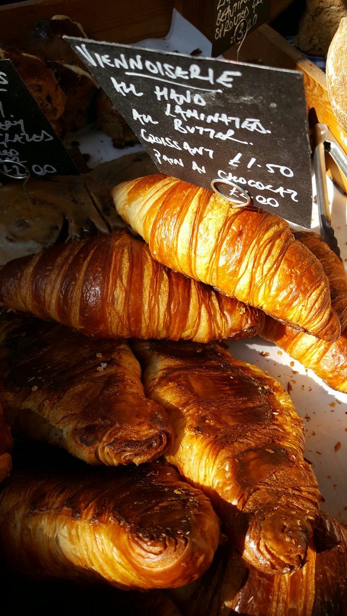 hadleigh_market's tweet photo. It's gorgeous blue sky kinda day in #Hadleigh &amp; the market is in full swing with fresh bread from @Woostersbakery, fresh fish, stacks of veggies, really good coffee, Chinese Dumplings &amp; loads more - perfect Friday shopping. #Suffolk https://t.co/wUA3sk3qO6