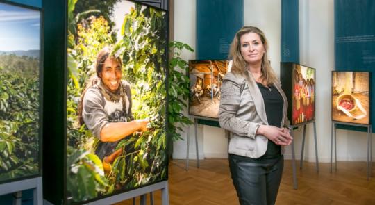 stercultuur's tweet image. ‘De Boer en de boer’ - Reis mee naar de herkomst van koffie. @SachadeBoer reist als fotograaf de wereld rond. Nespresso vroeg haar om naar Java, Indonesië, te reizen om de herkomst van koffie in beeld te brengen. Deze prachtige expositie is nu te bewonderen bij @VondelCS.
