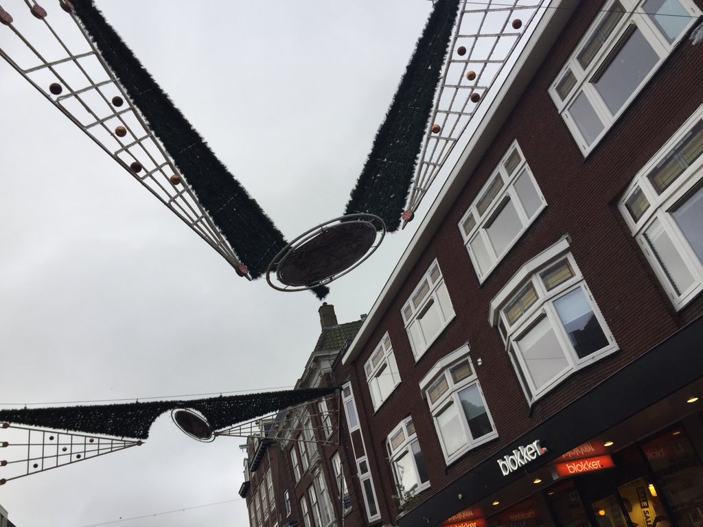 De feestversiering op de Gouw in Hoorn niet bestand tegen de storm.