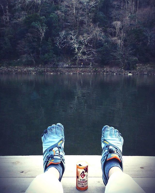 KoManafumi's tweet photo. One More Chill~

#feetsupfriday #arashiyama #kyoto #嵐山 #京都 #京都カフェ #fire #winter https://t.co/pPeKsgg33b https://t.co/Bf3Mb6MiMO