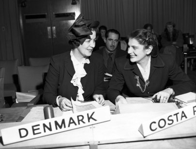 Raquerre's tweet photo. Ordenando mi caos de contenidos sobre feminización política encuentro esta fotografía que Kari Berggrav sacó a Bodil Begtrup y Graciela Morales F. de Echeverría en 1948. Tenía que compartirla... 💌 #FeminizingPolitics https://t.co/pOZw42H0lR
