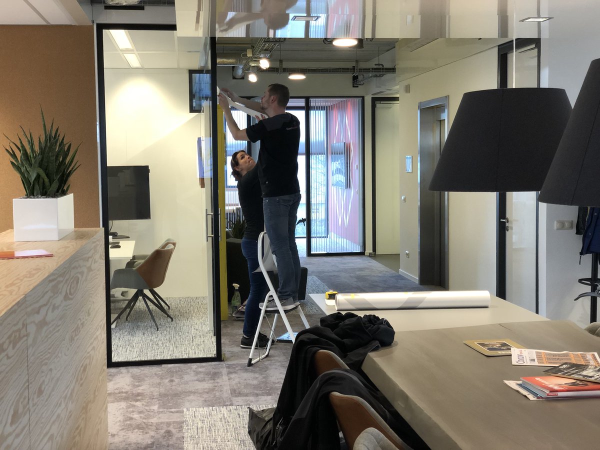 Oeh, de finishing touch in ons kantoor! Ook de glazen deuren krijgen onze nieuwe huisstijl!