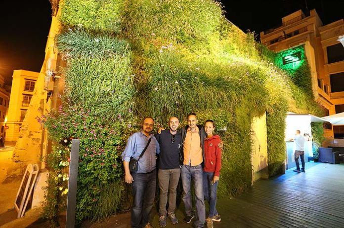 DisenoCiudad's tweet photo. #jardínvertical Arabia Saudita #IgnacioSolano @paisajismourb 160 m2 entre el interior y exterior #ciencia, #arte, #arquitectura, #ecología e #ingenio, para disfrutar de un #ecosistema vertical, corazón verde dentro de la ciudad de #Ryahd.
https://t.co/oABqfLWdIU https://t.co/bKPQB5LPF6