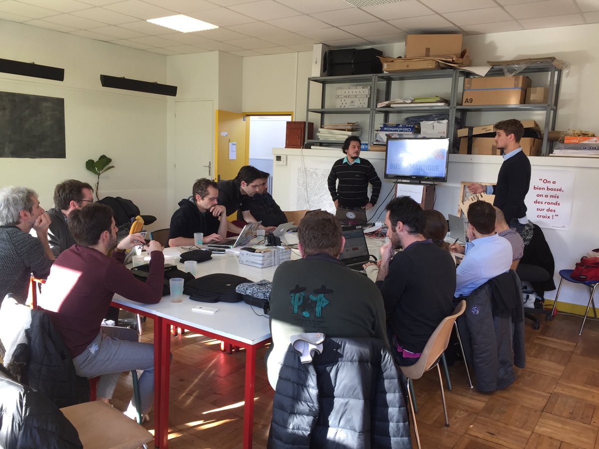 DeborahTebo's tweet photo. Présentation du bus sémantique par #dataplayers lors du #bootcamp #data et #Energie à #Nantes avec @CallMeDaisee, #pratsenr et #Ping. L'outil permet l'interopérabilité des données et des flux et de rendre la gouvernance des données à leurs propriétaires https://t.co/rSXA41QzID